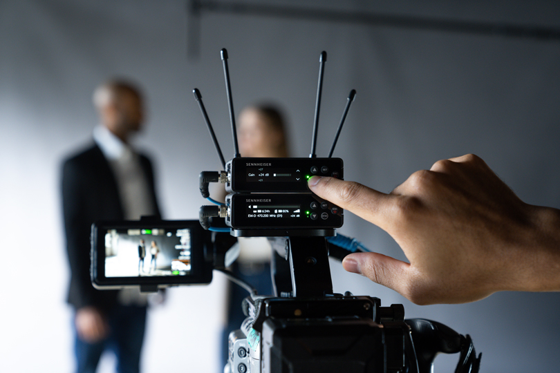 Бездротові мікрофонні УВЧ-системи серії Evolution Wireless професіонали в усьому світі цінують насамперед за якість, надійність та функціональність. Нова EW-DP заощадить вам просто силу-силенну робочого часу. Незалежно від того, працюєте ви з групою чи без з цією системою ваші колишні клопоти щодо звуку назавжди залишаються десь у минулому