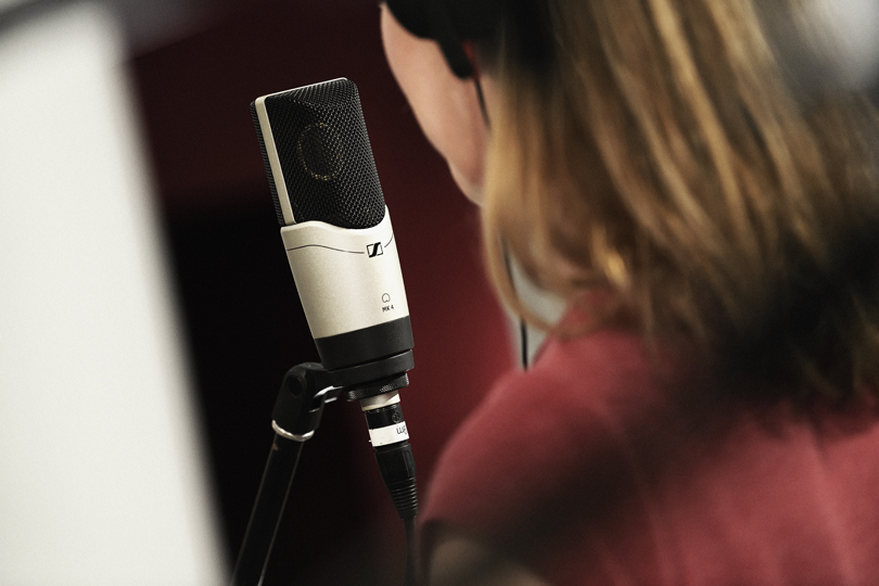 Професійний конденсаторний мікрофон Sennheiser MK 4 завдяки великій діафрагмі та кардіоїдній діаграмі спрямованості гарантує потужний і теплий звук справжнього студійного ґатунку