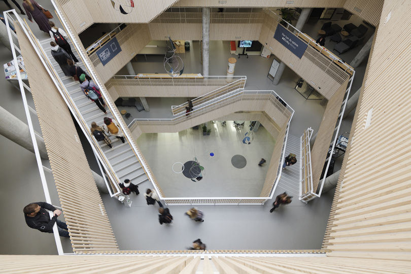 наменитий імерсивний аутріум Sonic College зі 180 вбудованими динаміками.